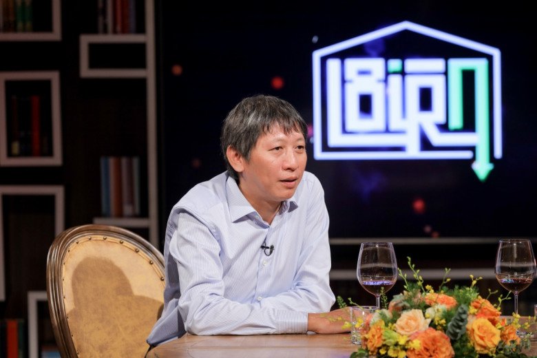 Hà Quang Minh sống khá tiêu cực một thời gian nhưng gần đây anh đã lạc quan, vui vẻ hơn, thậm chí cắt đi mái tóc dài gắn bó suốt 16 năm qua khiến bạn bè ai cũng ngỡ ngàng.