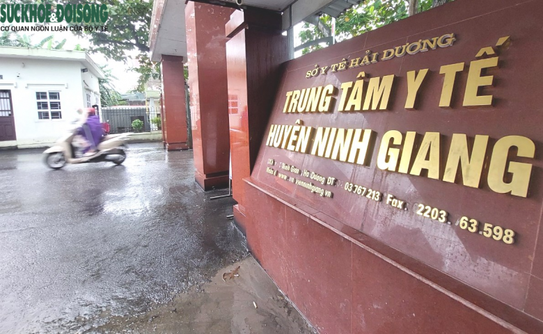 Gia đình cháu B.H.M. đưa nam sinh đến Trung tâm Y tế huyện Ninh Giang cấp cứu do hóc dị vật vào tối 25/9/2023. Ảnh: Đ.Tùy