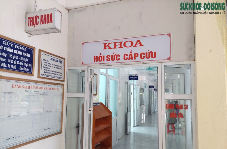 Kíp cấp cứu hơn 10 người (trong đó có 3 bác sĩ) tiến hành cấp cứu cho cháu M. Ảnh: Đ.Tùy