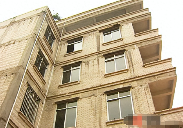 Hai anh em xuống tiền mua căn biệt thự 5 tầng có giá rất rẻ, chỉ 150 triệu đồng. Mấy năm nay không ai dám ở đây vì có một lời đồn: ngôi nhà ma ám