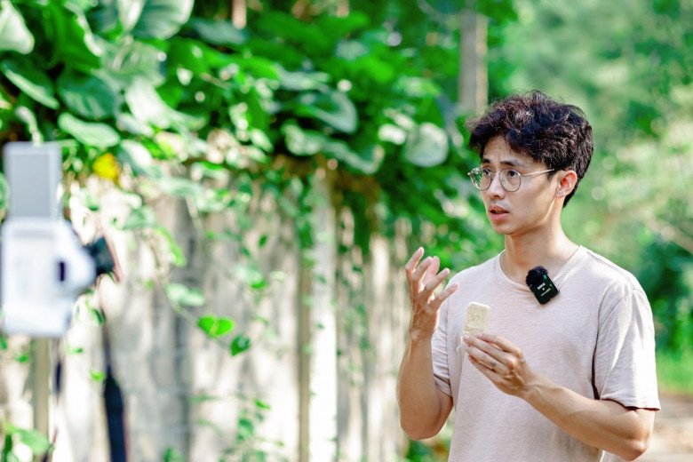 Tùng gây ấn tượng bởi nhan sắc tri thức, giọng nói trầm ấm.