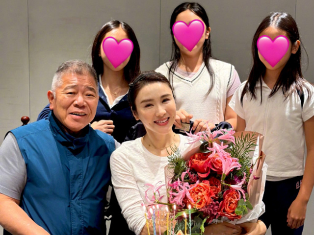 Ngôi sao 24/7: Tròn 53 tuổi, đẻ 3 con, nhan sắc đệ nhất mỹ nhân nhìn vẫn sốc, chồng tỷ phú trông như ông lão