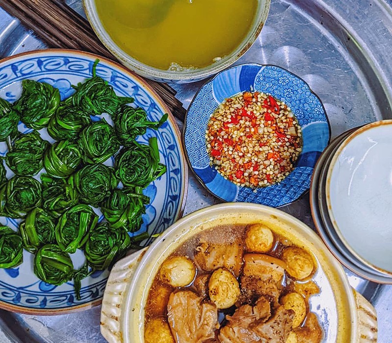 Thịt kho trứng cút, rau muống luộc.
