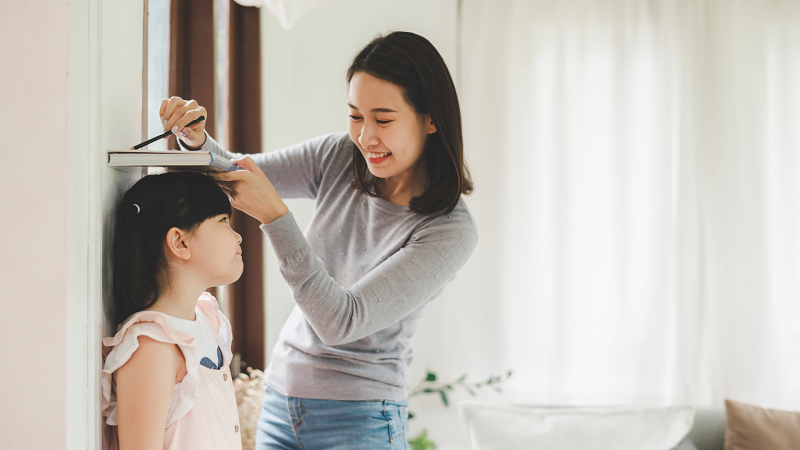 Như chúng ta đã biết,&nbsp;gen liên quan đến tốc độ phát triển xương và khả năng hấp thụ các chất dinh dưỡng cần thiết cho sự phát triển xương. Các gen này có thể chịu trách nhiệm cho việc con cái kế thừa chiều cao từ bố mẹ.


