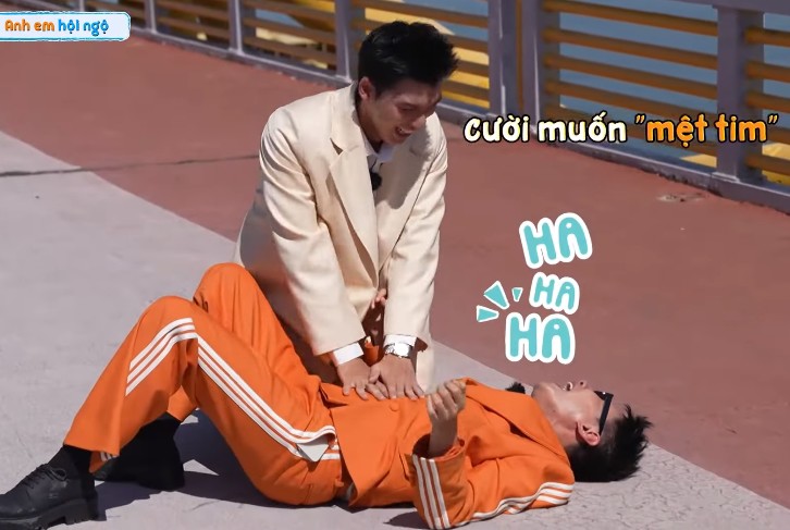 Dàn sao được trận cười đau ruột, Kiều Minh Tuấn cười đến mệt tim khiến HIEUTHUHAI phải trợ giúp.