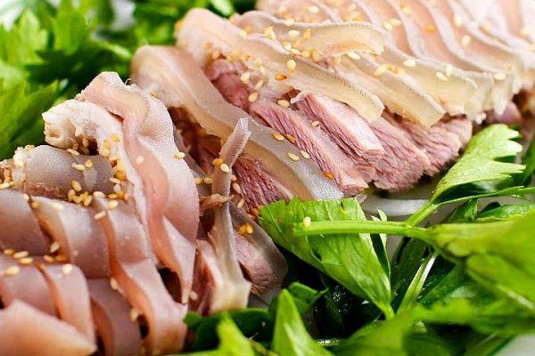 Các loại thịt lợn, trâu, bò nếu ăn sống tái nguy cơ bị sán dây tấn công là rất lớn. Ảnh minh họa. 