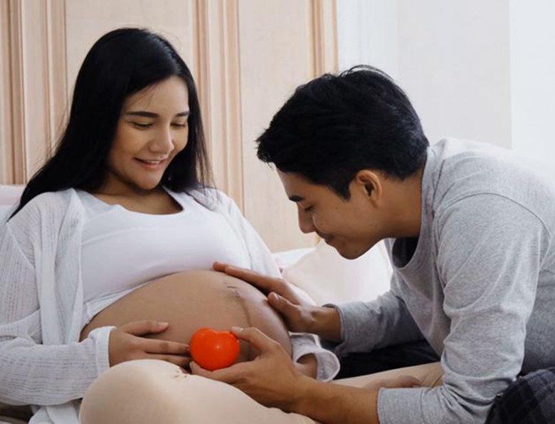 Lúc đi ăn, đi chơi, anh đều hôn lên bụng tôi rồi âu yếm: “Bố mẹ mời con ăn nhé”, “Bố yêu em bé lắm”… (Ảnh minh họa)