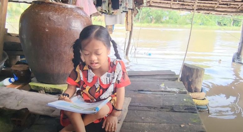 Kim Chi là cô bé rất hiểu học.