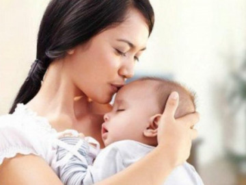 Người phụ nữ bán vé số nhặt bé trai giữa đêm mưa tầm tã, 28 năm sau nhận ân tình báo đáp
