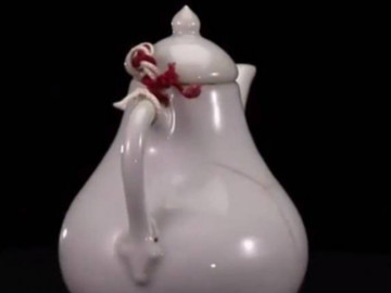 Người đàn ông mang chiếc ấm đựng nước đi thẩm định, chuyên gia choáng váng khi soi đèn pin