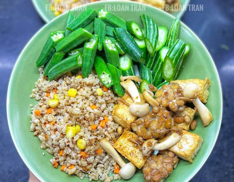 Còn dưới đây sẽ là những xuất ăn chay: Cơm quinoa lúa mạch - Củ quả luộc - Tempeh đậu nành, nấm, đậu phụ rim tương.
