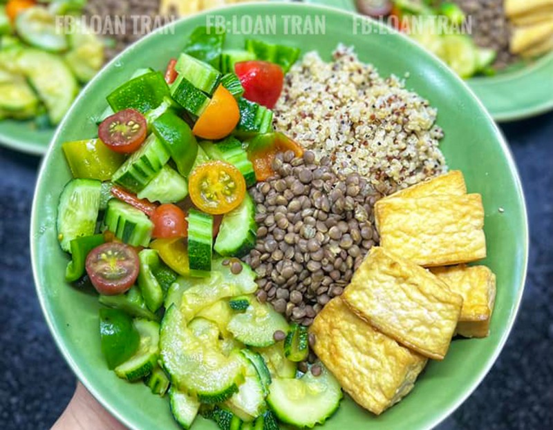 Cơm quinoa, đậu lăng hấp - Bí ngòi xào - Đậu phụ chiên nồi chiên không dầu - Salad.
