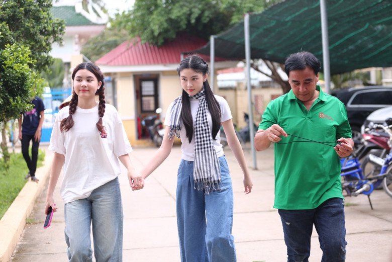 2 con gái xinh đẹp tháp tùng MC Quyền Linh đến trường quay, lý do Lọ Lem khóc nức nở làm dân mạng thấy thương - 1