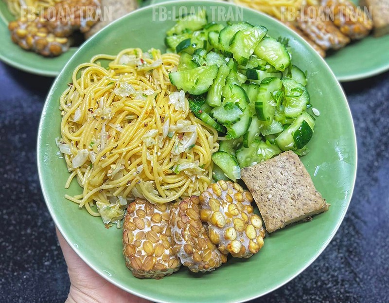 Mỳ xào chay - Salad chưa chuột - Tempeh.
