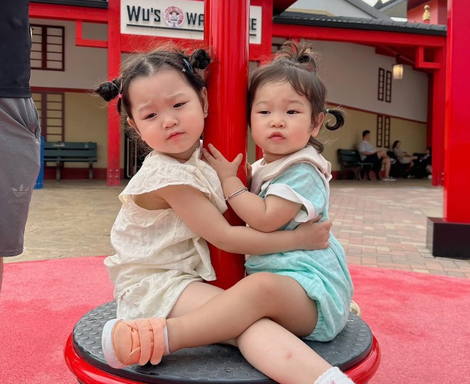 Thư Di (bên trái) và em gái Thiên Di (bên phải) chênh nhau 1 tuổi, luôn yêu thương và đùm bọc lẫn nhau.