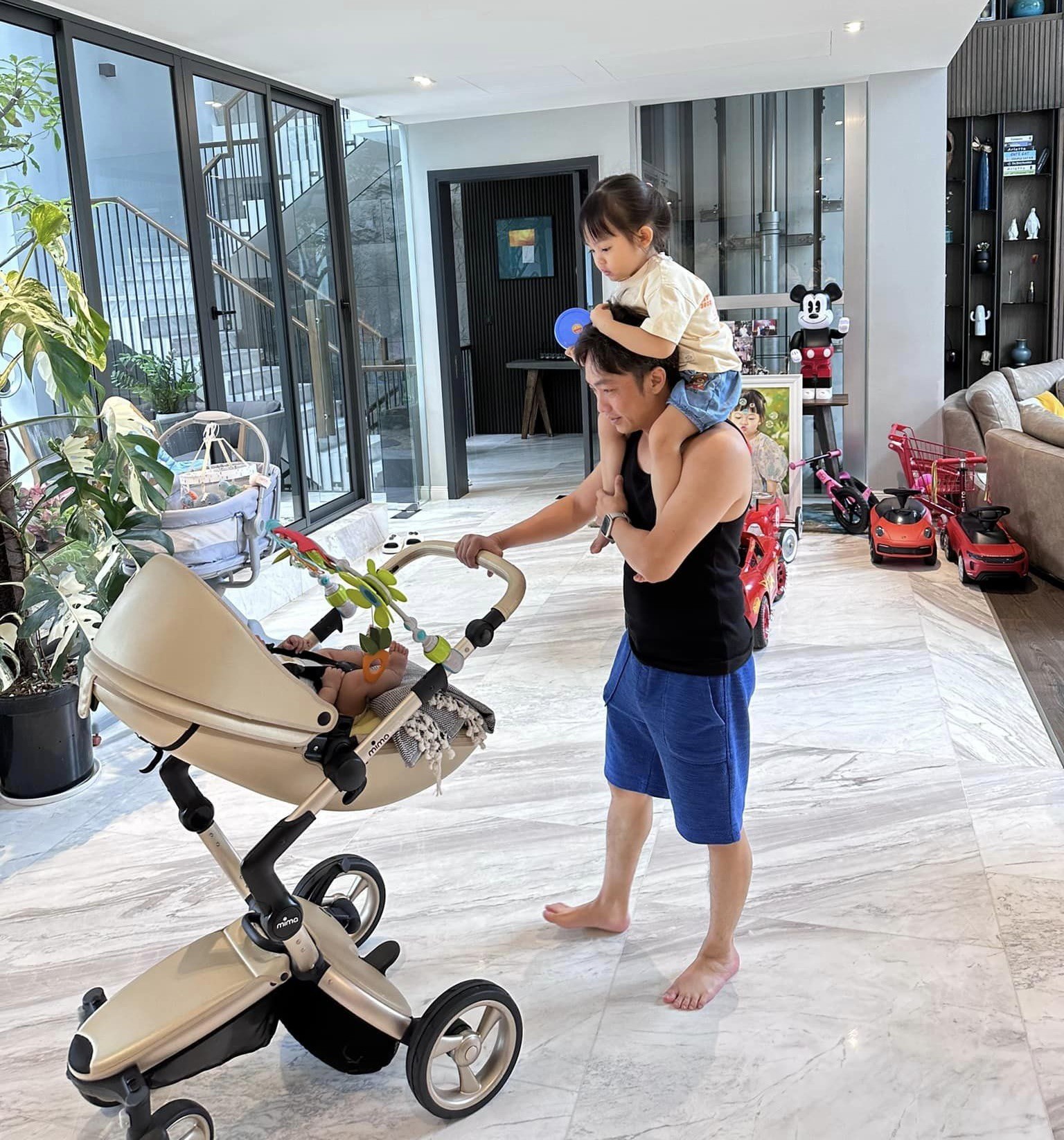 View - Cường Đô La sáng làm chủ tịch, tối về đeo bờm cho con gái trang điểm lên mặt, chỉ cần con vui thì bố sẽ chiều bất chấp