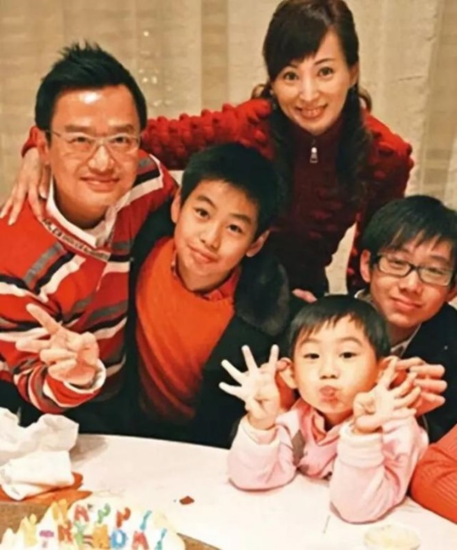 View - La Lâm - Hoa hậu Châu Á U60 đẻ 3 con cho doanh nhân vẫn bị đuổi cổ, trai trẻ đáng tuổi con cầu hôn