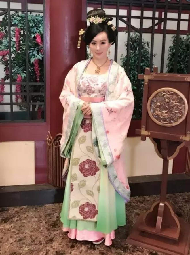 View - La Lâm - Hoa hậu Châu Á U60 đẻ 3 con cho doanh nhân vẫn bị đuổi cổ, trai trẻ đáng tuổi con cầu hôn