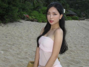 Vợ hot girl của Hà Đức Chinh ăn mặc quyến rũ khi đi cạnh chồng, đến phụ nữ còn ghen tị
