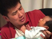 Làm mẹ - Lần đầu tiên bế con gái, ông bố nhăn mặt sợ hãi khiến cộng đồng mạng dậy sóng