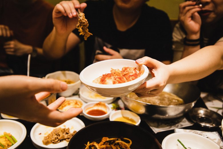 Quy tắc trên bàn ăn của người Hàn Quốc: Phải biết trên dưới, phải chờ người khác mới được ăn xong - 3