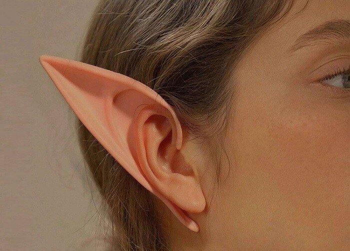 Thực chất, tai vểnh bắt nguồn từ việc hóa trang make-up. Các trào lưu cosplay theo mốt làm đẹp tai yêu tinh này đã đẩy xu hướng làm đẹp lên cao.