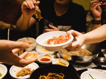Quy tắc trên bàn ăn của người Hàn Quốc: Phải biết trên dưới, phải chờ người khác mới được ăn xong
