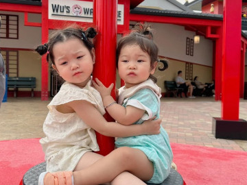 Bố họ Ham, 2 con gái xinh xắn được đặt tên hiếm, mỗi bé có 2 tên khai sinh