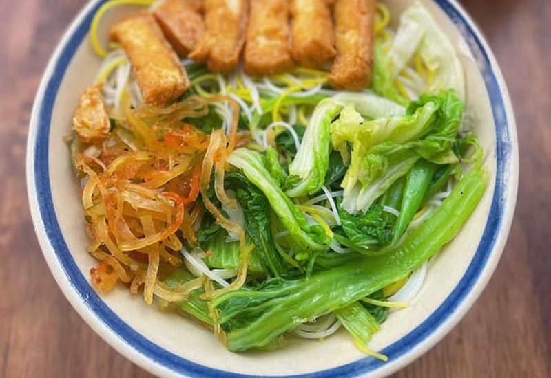 Bún gạo trộn.
