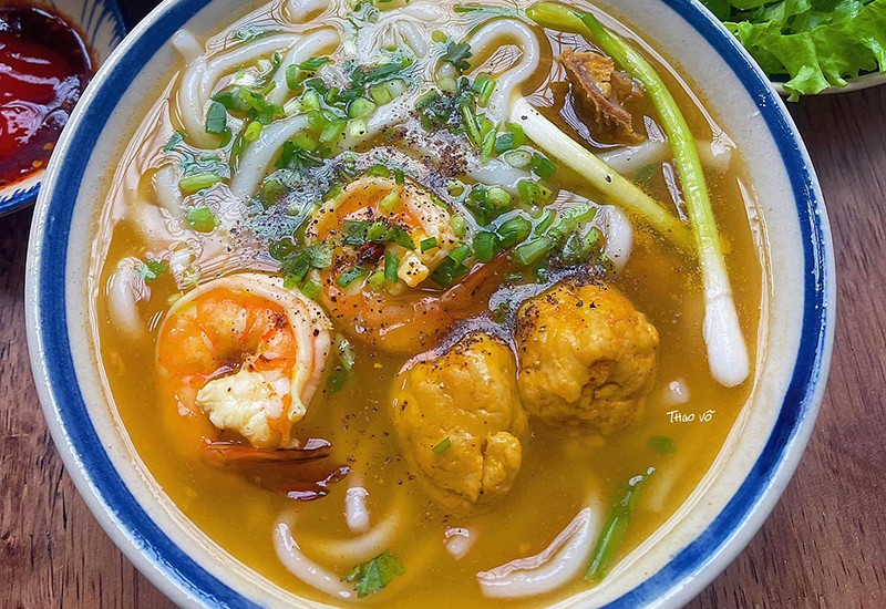 Bánh canh tôm - chả cá viên.
