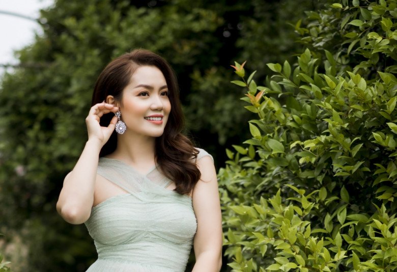 Sau thành công của Sao Mai, nữ ca sĩ sinh năm 1981 nhanh chóng theo chồng rồi làm mẹ.