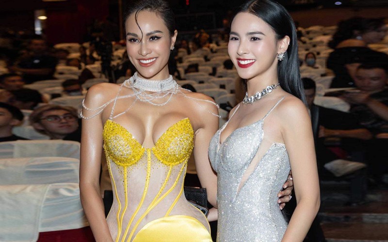 Chân dài là 1 phần của dàn BGK Miss Universe Vietnam 2023. Người đẹp trong đêm chung kết hút sóng với màn trưng diện o ép thềm ngực siêu nóng bỏng.
