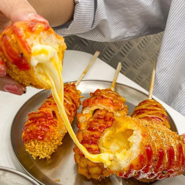 Hotdog phô mai - Youone Hotdog - Phan Văn Trường, Cầu Giấy (20k -30k)