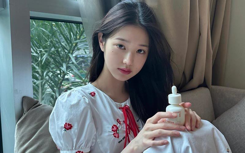 Ngày thường, Wonyoung còn thích dưỡng da vào mỗi kh thức dậy, cô dùng serum, dưỡng ẩm và kém chống nắng trước khi đi làm hay đi ra ngoài để chống lão hoá da. 
