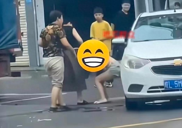 Hình ảnh vụ đánh ghen được cắt từ đoạn clip.