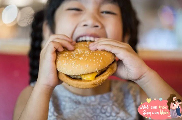 Thức ăn nhanh làm tăng nguy cơ trẻ béo phì.