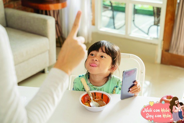 Nhiều trường hợp trẻ được bao bọc quá mức dần hình thành tính ích kỷ, về sau khó điều chỉnh.