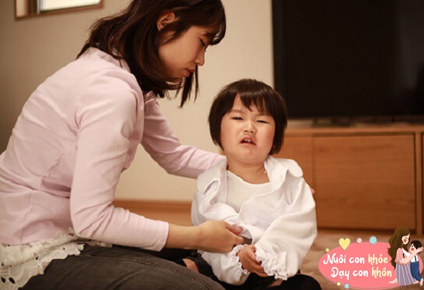 Bố mẹ bao bọc con quá mức dần mất đi khả năng tự lập ở trẻ.