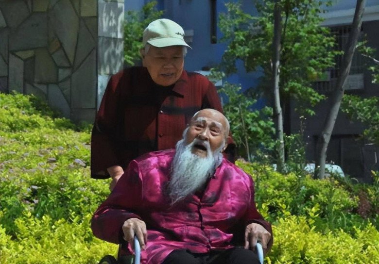 Dù không con nhưng ông được cháu trai chăm sóc tận tình, chu đáo như cha ruột.