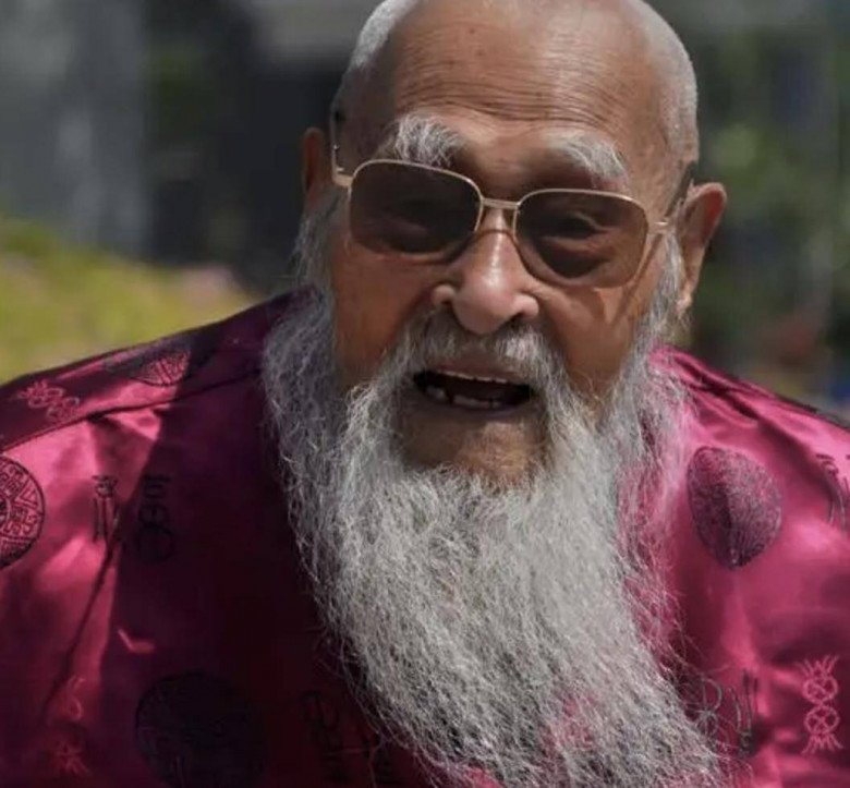 Suốt cuộc đời ông có nhiều khó khăn, vất vả lại không con cái nhưng ông luôn có thái độ lạc quan.