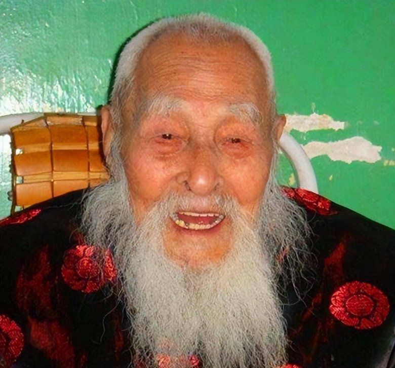 Ông Dương Minh Viễn sinh vào năm 1897, mất năm 2014, thọ 117 tuổi.