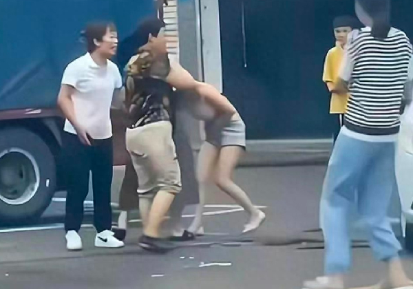 Cô nhân tình bị túm tóc lôi ra ngoài trước sự chứng kiến của người đi đường