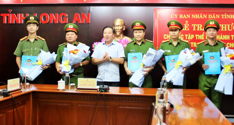 Chủ tịch UBND tỉnh Nguyễn Văn Út khen thưởng các đơn vị tham gia phá nhanh vụ án bắt cóc trẻ em. Ảnh: Pháp luật TP.HCM