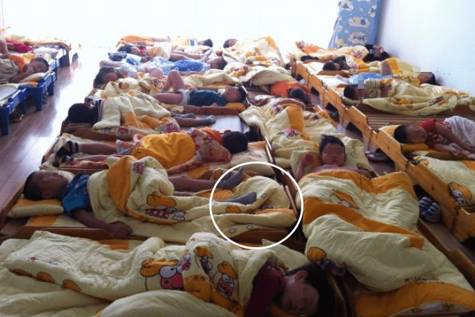 Trẻ ngủ trưa ở trường luôn được cô giáo xếp nằm ngược đầu nhau ẩn chứa 3 lợi ích mà bố mẹ không biết - 5