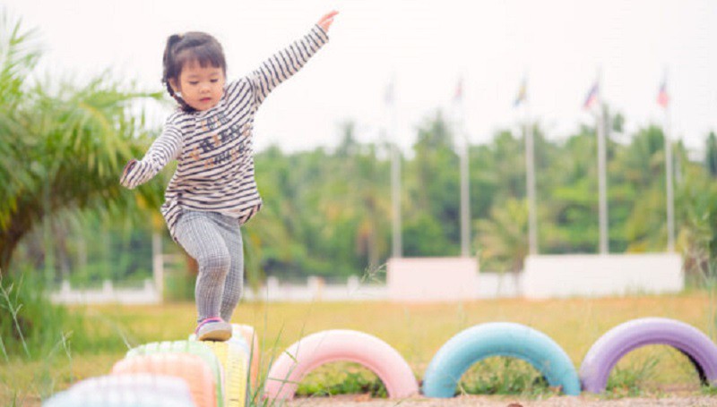 Trong đó, vận động ngoài trời, như chạy, nhảy, leo trèo, chơi bóng, yêu cầu trẻ nắm bắt, xử lý thông tin và tập trung vào các tác vụ vận động phức tạp. Điều này kích thích hoạt động não bộ và phát triển các kỹ năng tư duy và học hỏi của trẻ.
