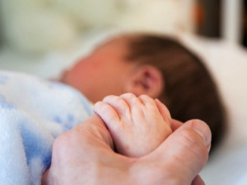 Nhà 3 đời tóc xoăn, con lại tóc thẳng, bố đi xét nghiệm ADN thì   đúng là con   nhưng phát hiện bí mật đáng sợ hơn