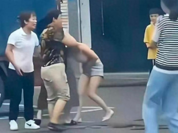 Đánh ghen kinh hoàng: Vợ bắt gặp chồng ngoại tình trên ô tô, nhân tình lộ vòng 1 bị túm tóc lôi ra ngoài