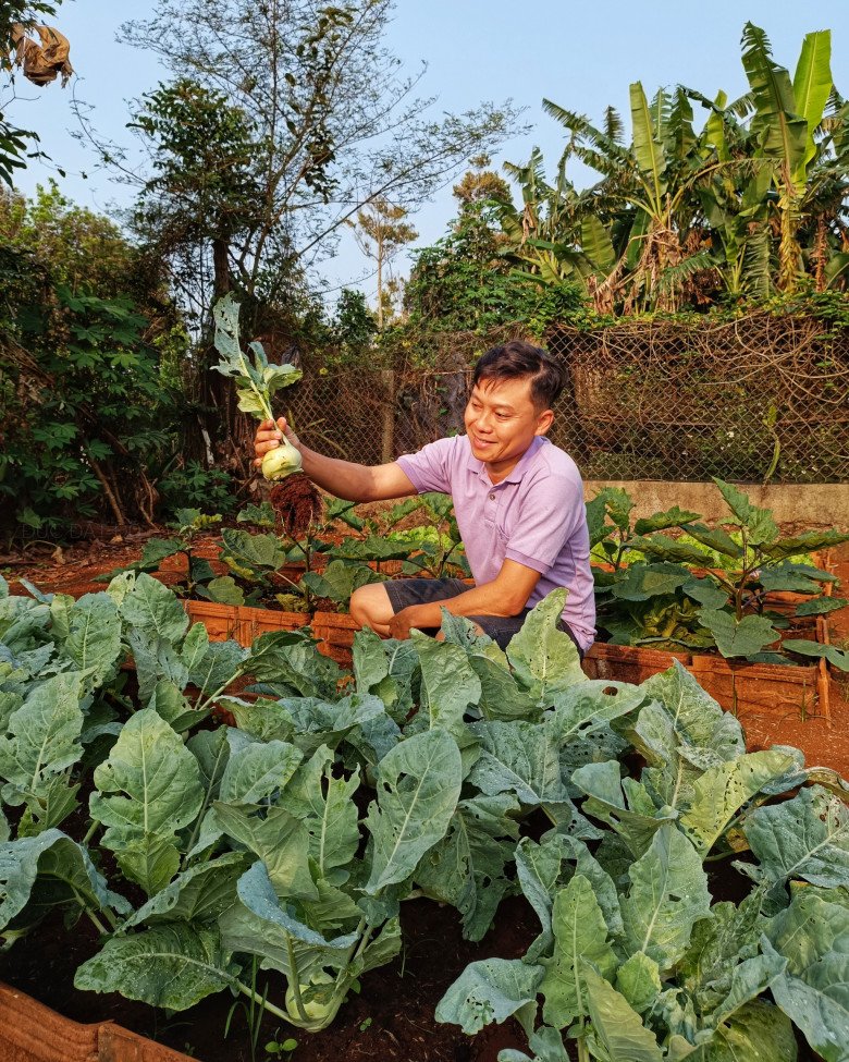 View - Nam công nhân tan ca tự trồng rau phục vụ bữa ăn hàng ngày, chia sẻ bí quyết mát tay nhờ khâu làm đất