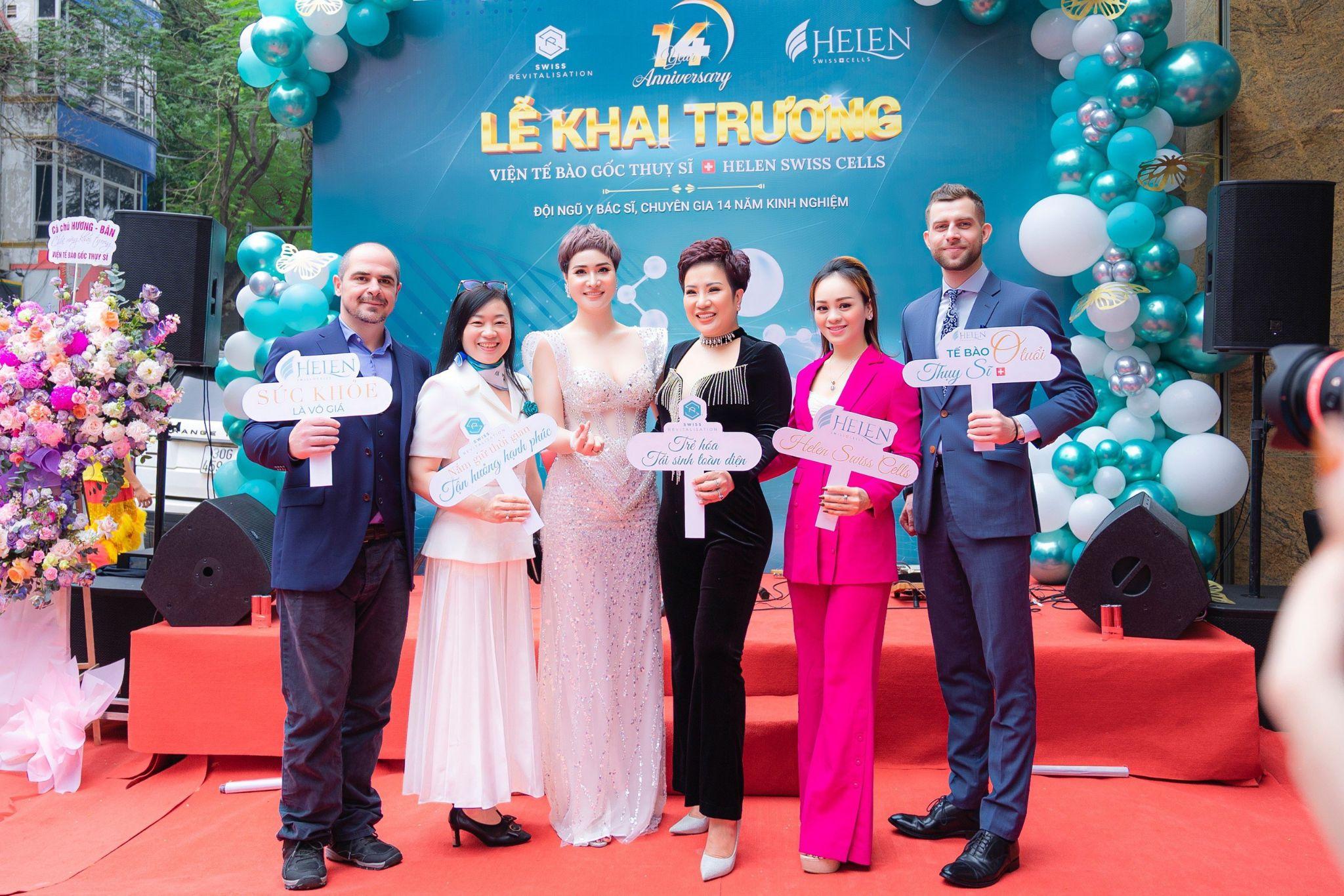 Helen tại lễ khai trương