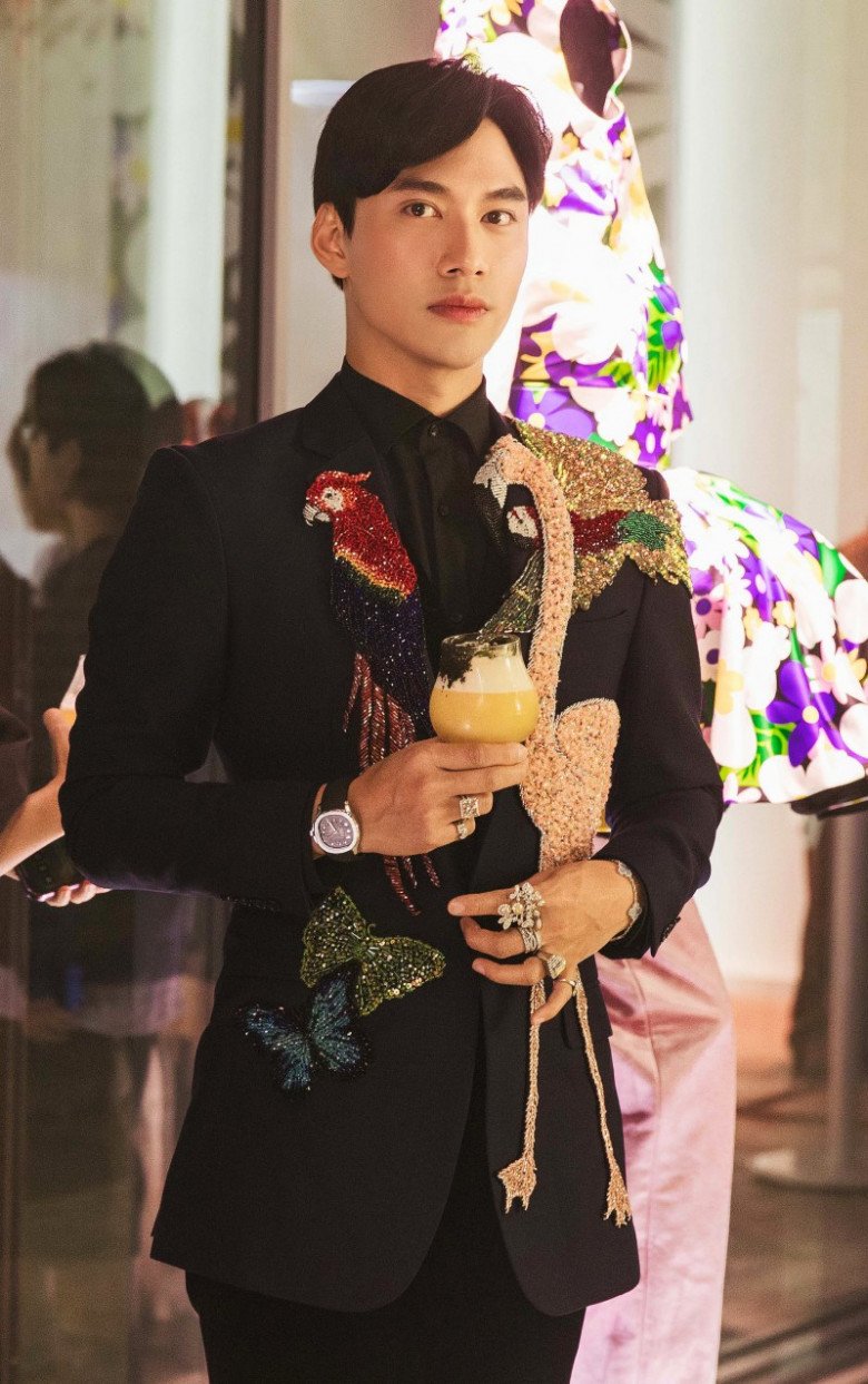 Lý Quí Khánh nổi bật với vẻ ngoài sang trọng và lịch lãm trong bộ trang phục do chính anh tự chuẩn bị.